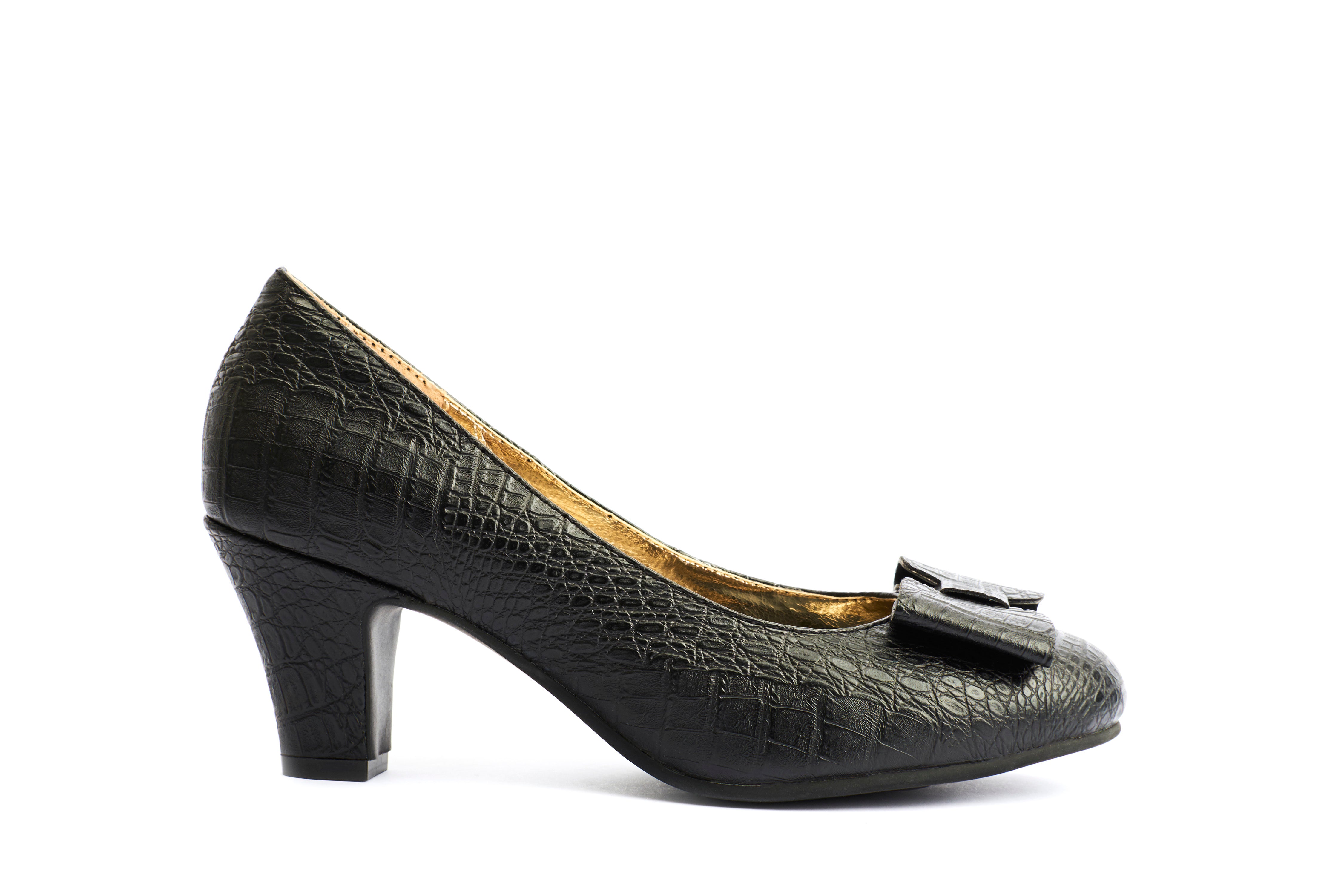 Lola Ramonan avokkaat, malli Ava Obsidian Black Vegan. Mustaa, krokotiilikuvioista vegaaninahkaa ja rusettisomiste. Sivukuva.