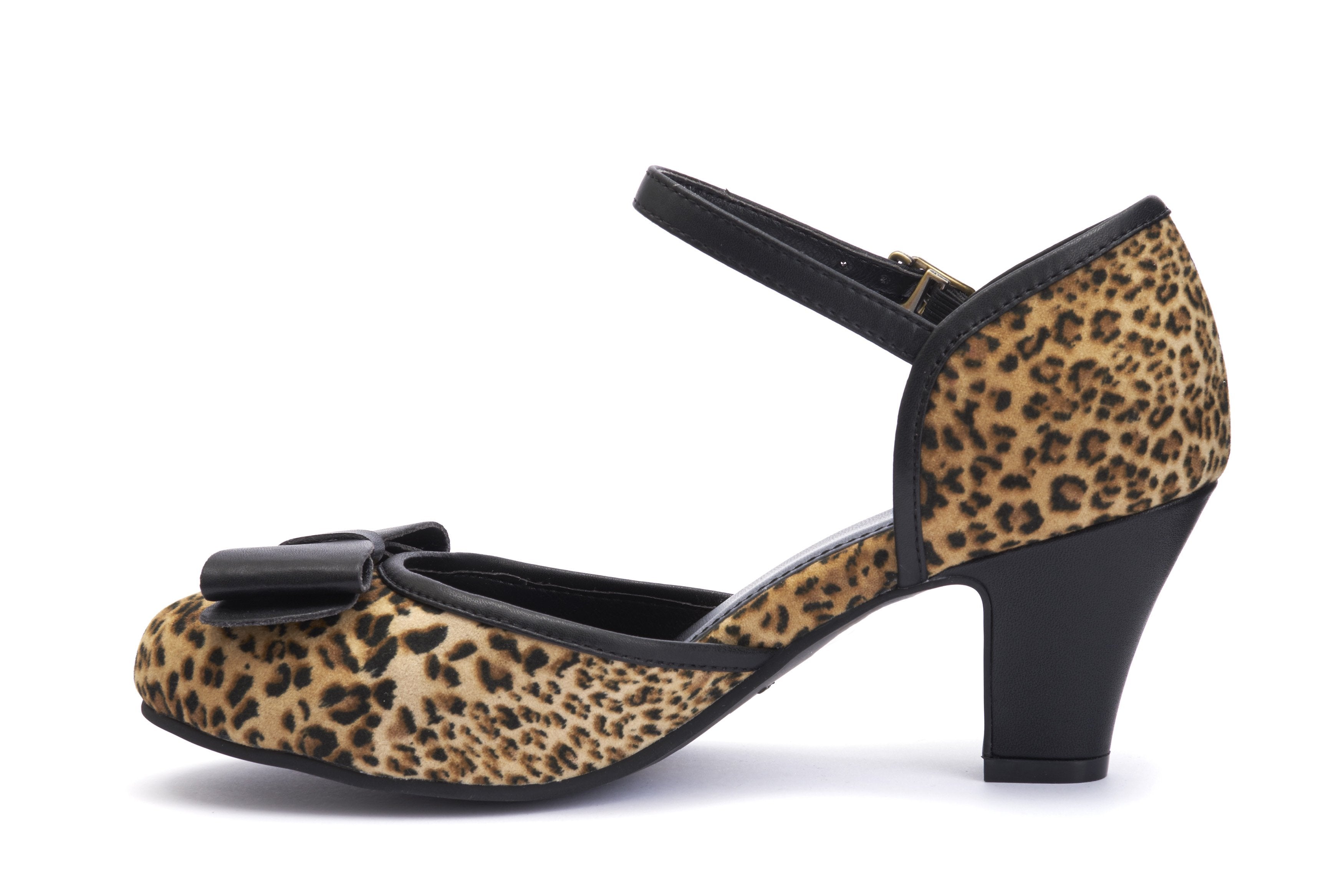 Lola Ramonan korkokenkä, malli Ava Leopard Vegan. Leopardi-kuvioinen samettikangas, musta rusetti ja nilkkaremmi. Sivukuva.