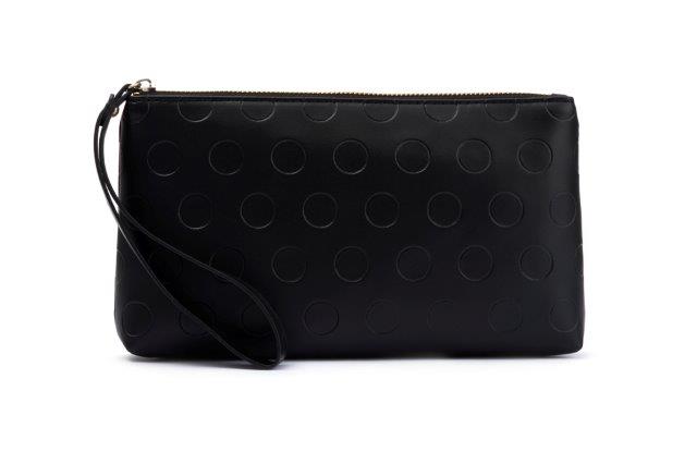Lola Ramonan clutch-laukku Bella Black. Musta pohjaväri ja musta pallokuvio. Kantohihna.