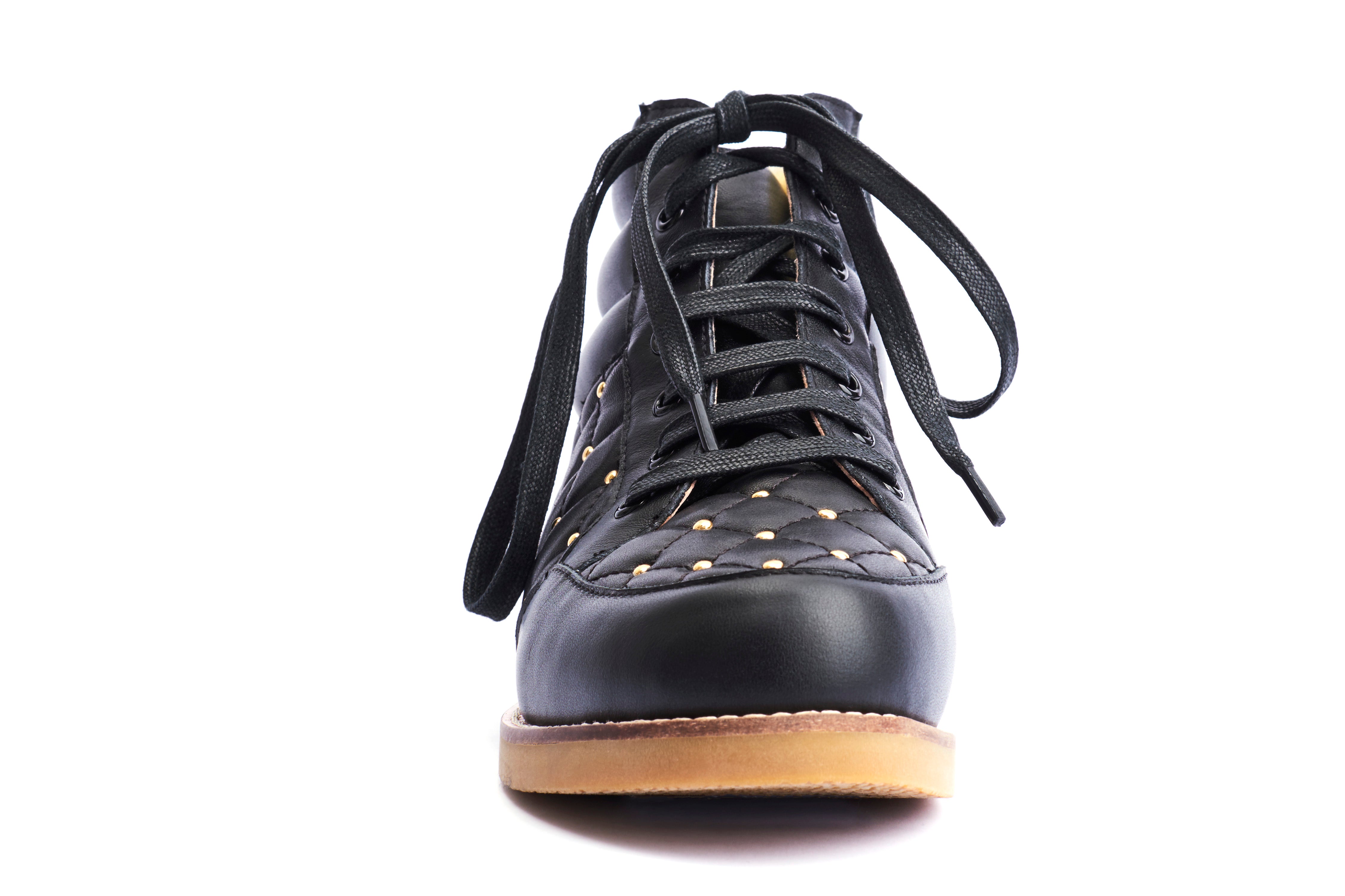 Lola Ramonan nilkkurit, malli Cecilia Shake It. Tikattua mustaa nahkaa ja kullanväriset koristeet. Etukuva.
