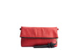 Krokotiilikuvioinen, punainen clutch-laukku Lola Ramonalta, malli Joy Red Crocodile. Musta hapsukoriste.