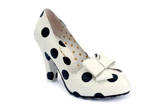  Lola Ramonan korkkarit, malli June Black Dots. Luonnonvalkoisella pohjalla mustia pallokuvioita. Koristeena rusetti.