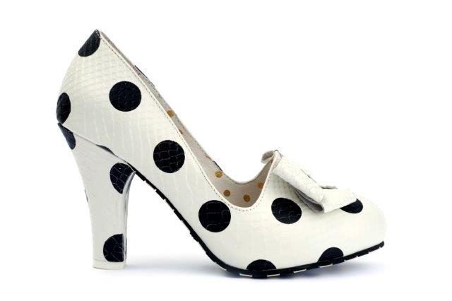 Lola Ramonan korkkarit, malli June Black Dots. Luonnonvalkoisella pohjalla mustia pallokuvioita. Sivukuva.