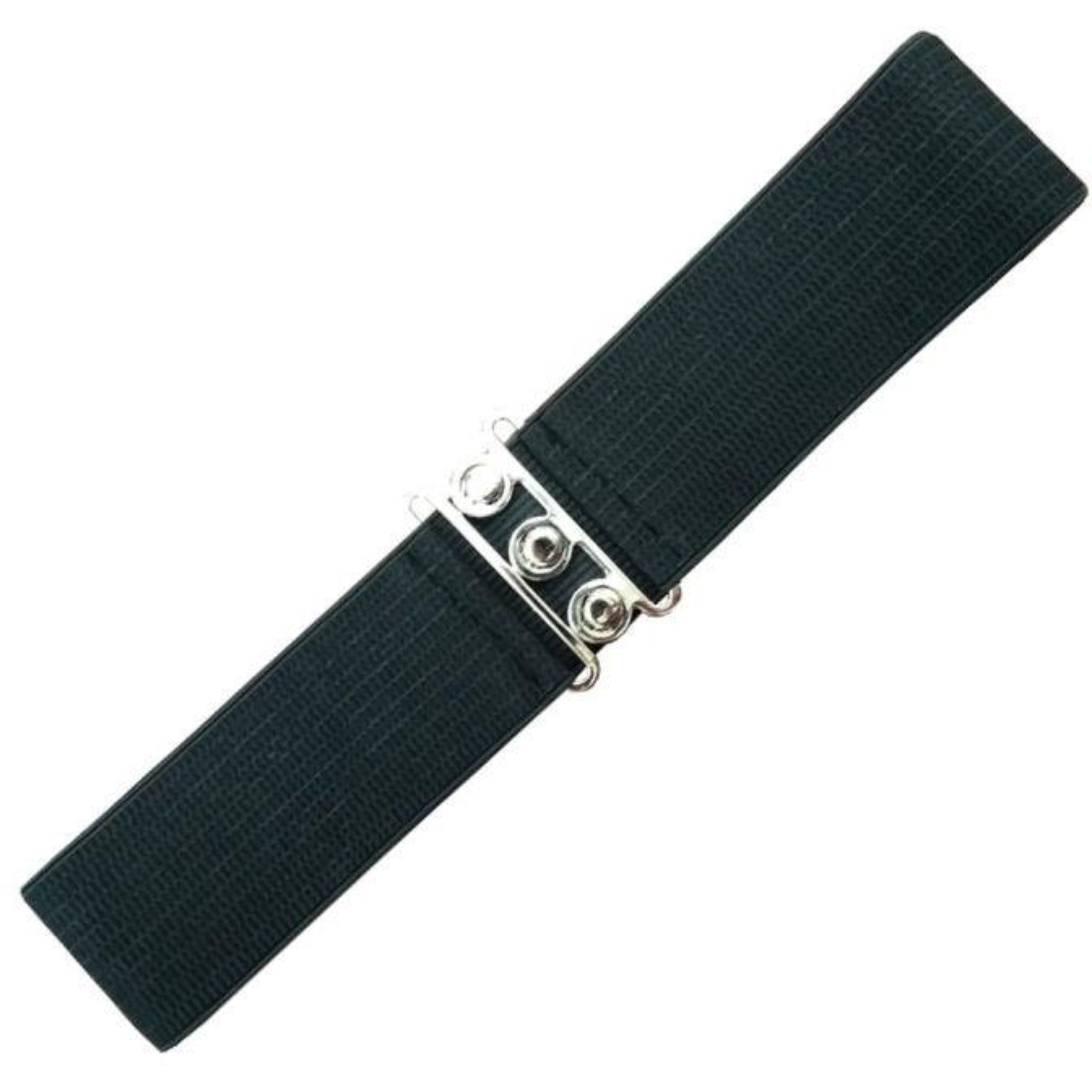 Musta patellavyö, jossa hopeanvärinen solki. Merkiltä Banned Apparel.