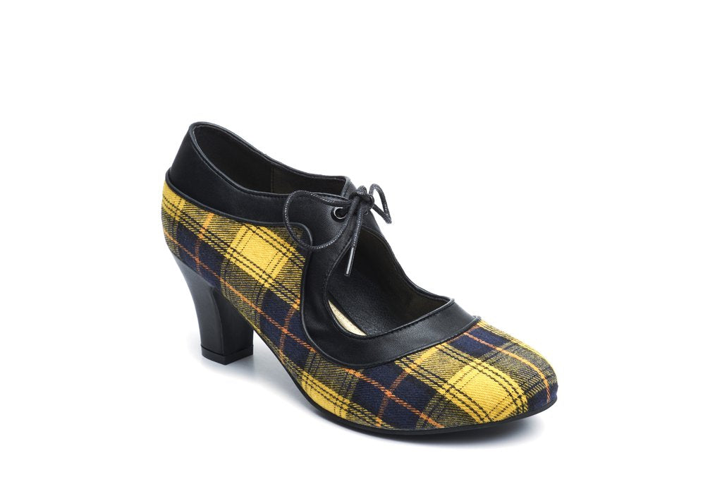Lola Ramonan korkokenkä, keltaruudullinen kangas ja musta reunus. Malli Ava Tartan Yellow Vegan.