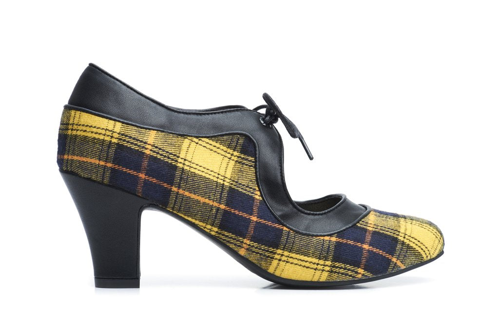 Lola Ramonan korkokenkä, keltaruudullinen kangas ja musta reunus. Malli Ava Tartan Yellow Vegan. Sivukuva.
