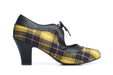 Lola Ramonan korkokenkä, keltaruudullinen kangas ja musta reunus. Malli Ava Tartan Yellow Vegan. Sivukuva.