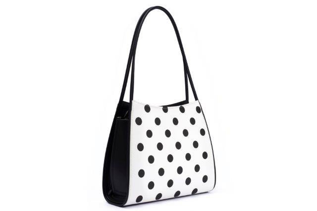 Lola Ramonan käsilaukku, malli Yvette Black Dots. Valkoisella pohjalla mustat pilkut. Sivukuva.